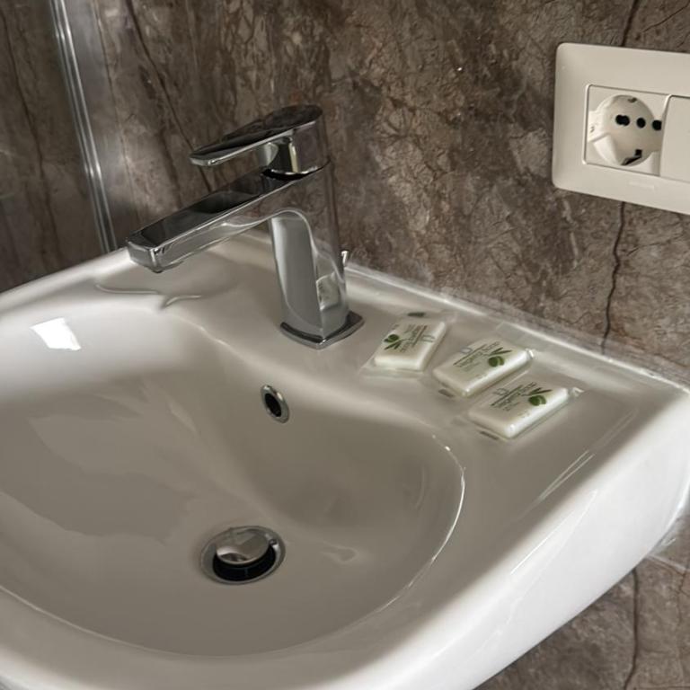 Modena Station - Suite H24 - Camera Familiare con Balcone - 11