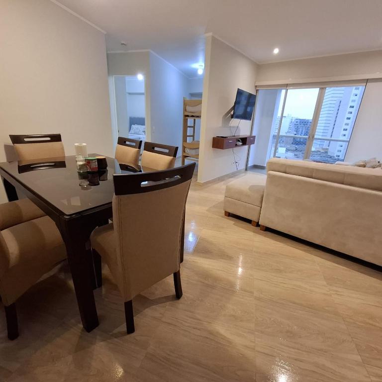 Hermoso departamento cerca a parque y estadio nacional con cochera - Three-Bedroom Apartment - 2