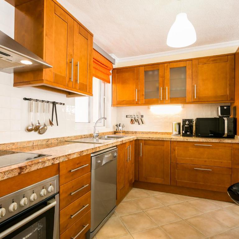 A 4 floors house with a large capacity - Casa de 3 dormitorios - 25