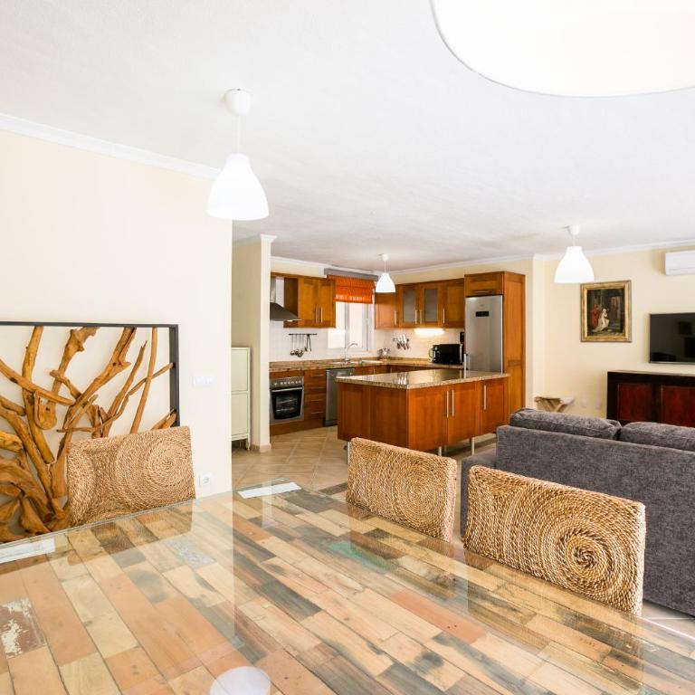 A 4 floors house with a large capacity - Casa de 3 dormitorios - 23