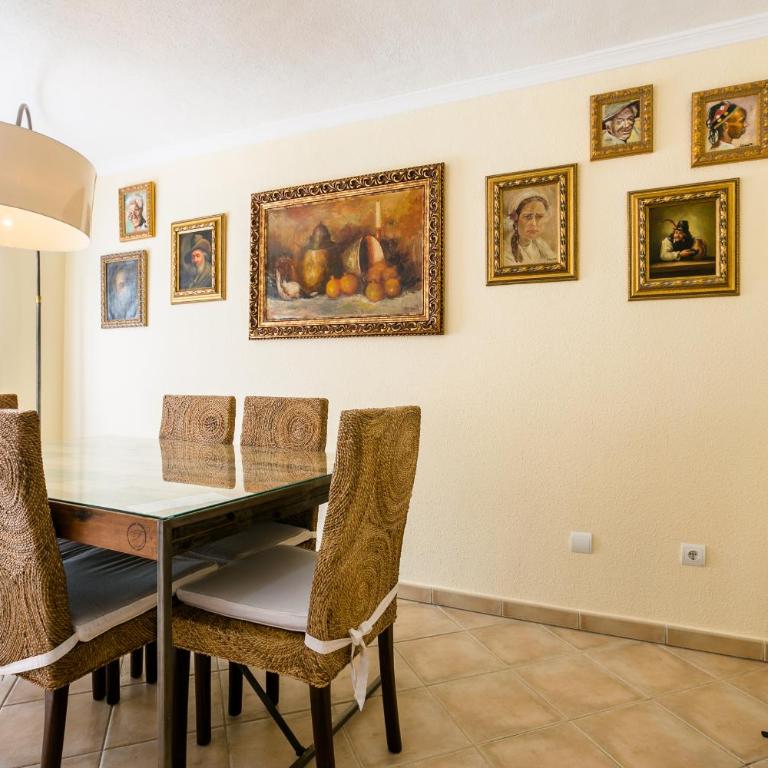 A 4 floors house with a large capacity - Casa de 3 dormitorios - 60
