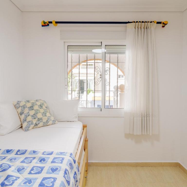 La casita amarilla - Three-Bedroom House - 24