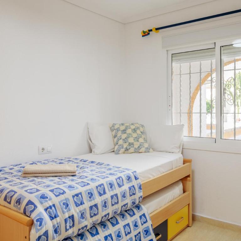 La casita amarilla - Three-Bedroom House - 4