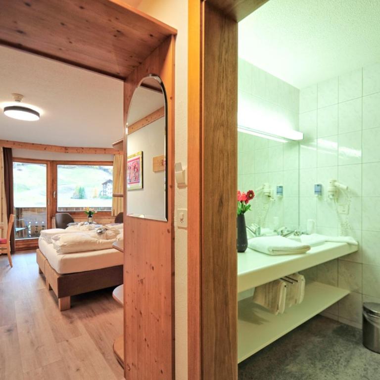 Alpin Sporthotel Bündnerhof - Superior Doppelzimmer mit Südbalkon - 13