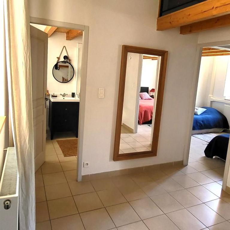 Maison de village façon Loft, avec cour et airco, dans le centre historique - Three-Bedroom Townhouse - 9