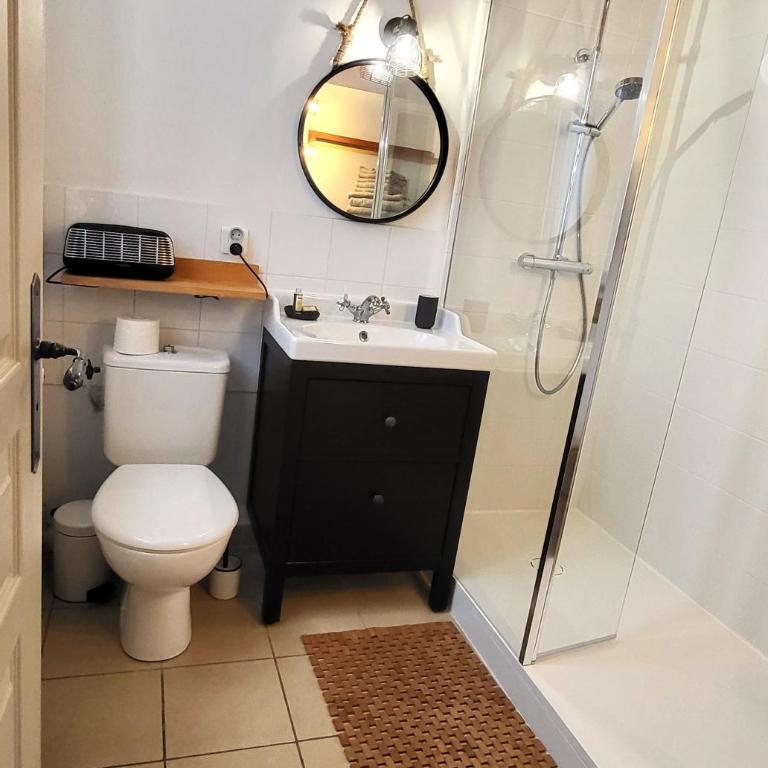 Maison de village façon Loft, avec cour et airco, dans le centre historique - Three-Bedroom Townhouse - 15