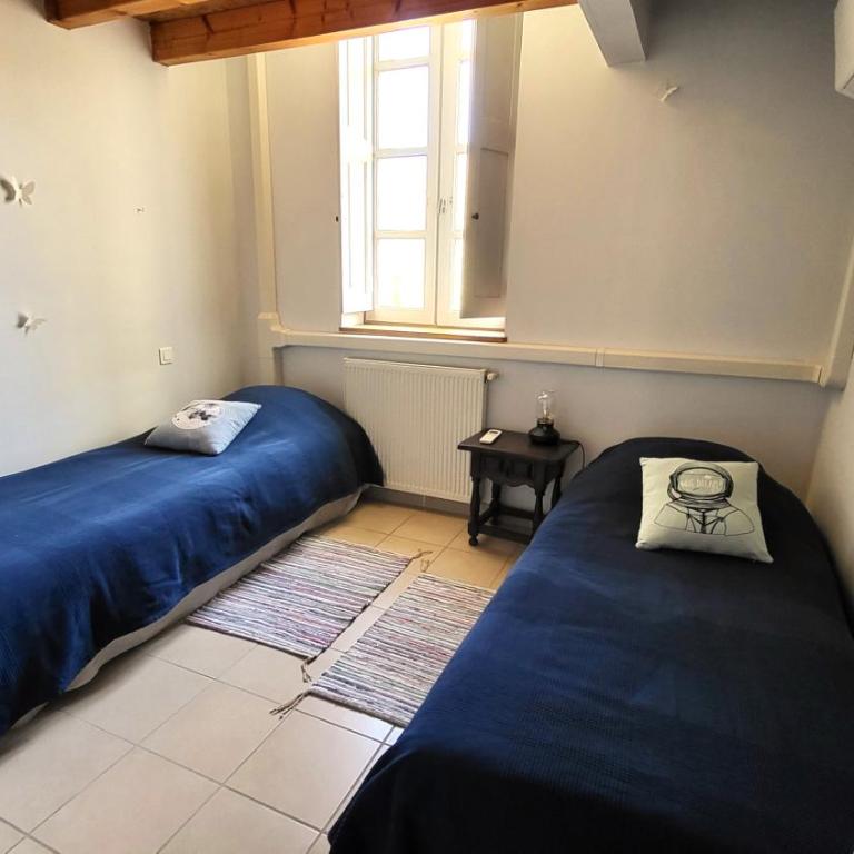 Maison de village façon Loft, avec cour et airco, dans le centre historique - Three-Bedroom Townhouse - 13