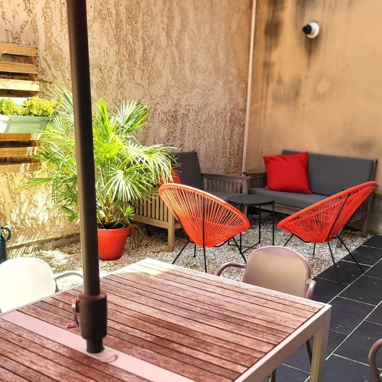 Maison de village façon Loft, avec cour et airco, dans le centre historique - Three-Bedroom Townhouse - 21