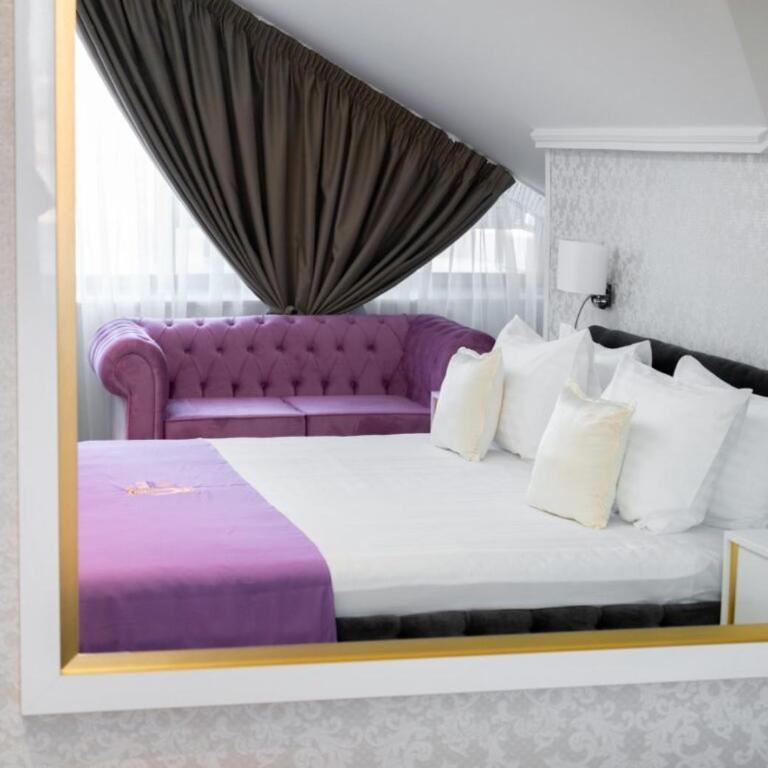 Queen Hotel - One-Bedroom Apartment with Rooftop Spa Bath - 1