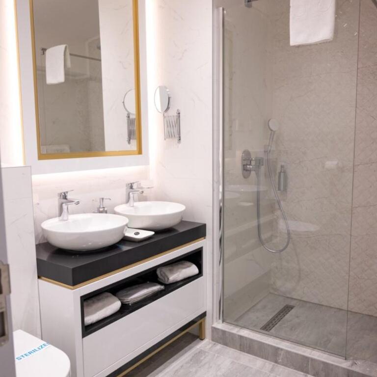 Queen Hotel - One-Bedroom Apartment with Rooftop Spa Bath - 8