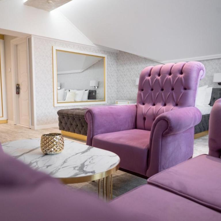 Queen Hotel - One-Bedroom Apartment with Rooftop Spa Bath - 9