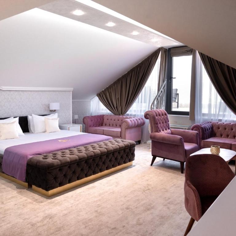 Queen Hotel - One-Bedroom Apartment with Rooftop Spa Bath - 5