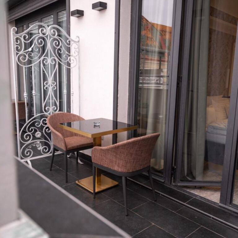 Queen Hotel - Family Studio - 4