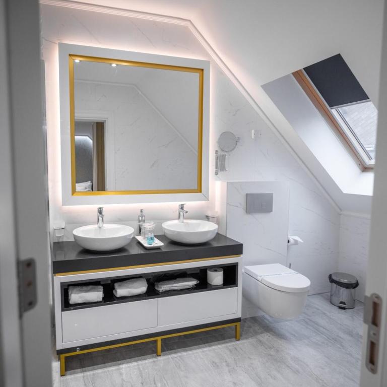 Queen Hotel - Deluks Dvokrevetna Soba sa Bračnim Krevetom i Balkonom - 3