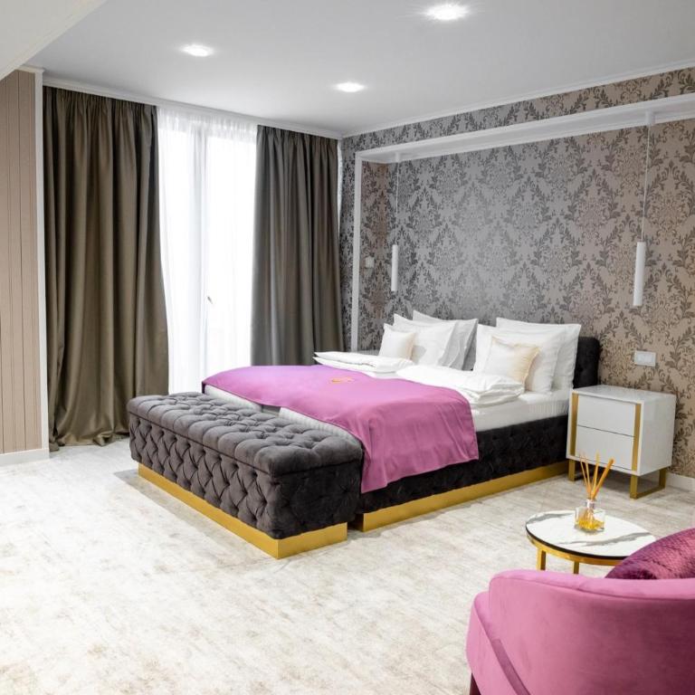 Queen Hotel - Deluks Dvokrevetna Soba sa Bračnim Krevetom i Balkonom - 2