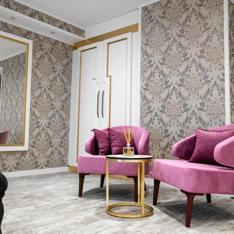 Queen Hotel - Deluks Dvokrevetna Soba sa Bračnim Krevetom i Balkonom - 1