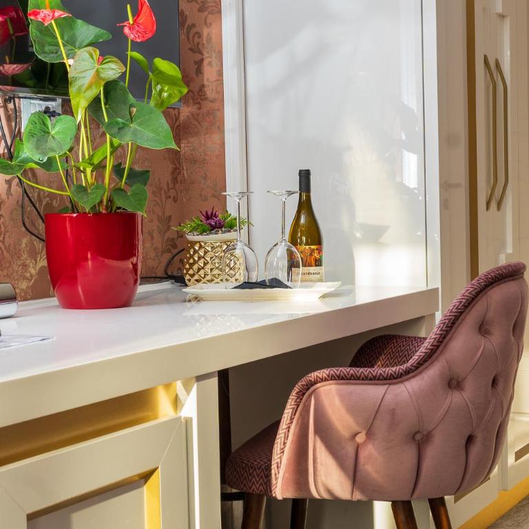 Queen Hotel - Velika Dvokrevetna Soba sa Bračnim Krevetom/Zasebnim Krevetima - 4