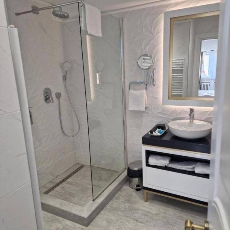 Queen Hotel - Deluks Dvokrevetna Soba sa Bračnim Krevetom - 3
