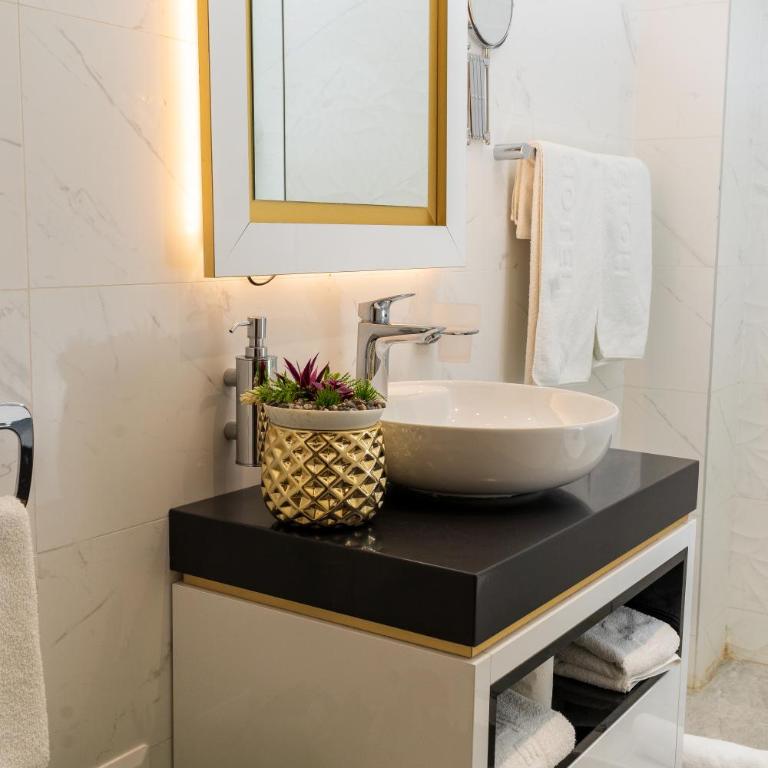 Queen Hotel - Velika Dvokrevetna Soba sa Bračnim Krevetom - 3