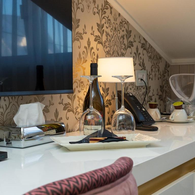Queen Hotel - Velika Dvokrevetna Soba sa Bračnim Krevetom - 4