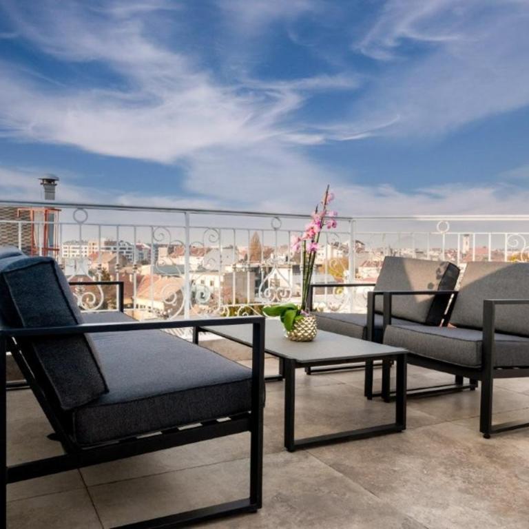 Queen Hotel - One-Bedroom Apartment with Rooftop Spa Bath - 3
