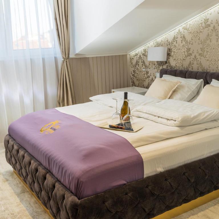 Queen Hotel - Deluks Dvokrevetna Soba sa Bračnim Krevetom - 1