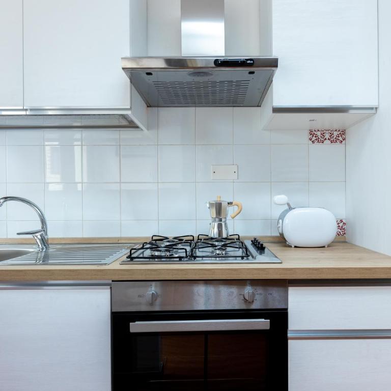 GuestHost - Central Apartment with Private Garden! - One-Bedroom Apartment - 13