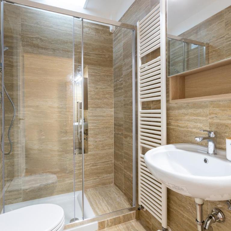 GuestHost - Central Apartment with Private Garden! - One-Bedroom Apartment - 4