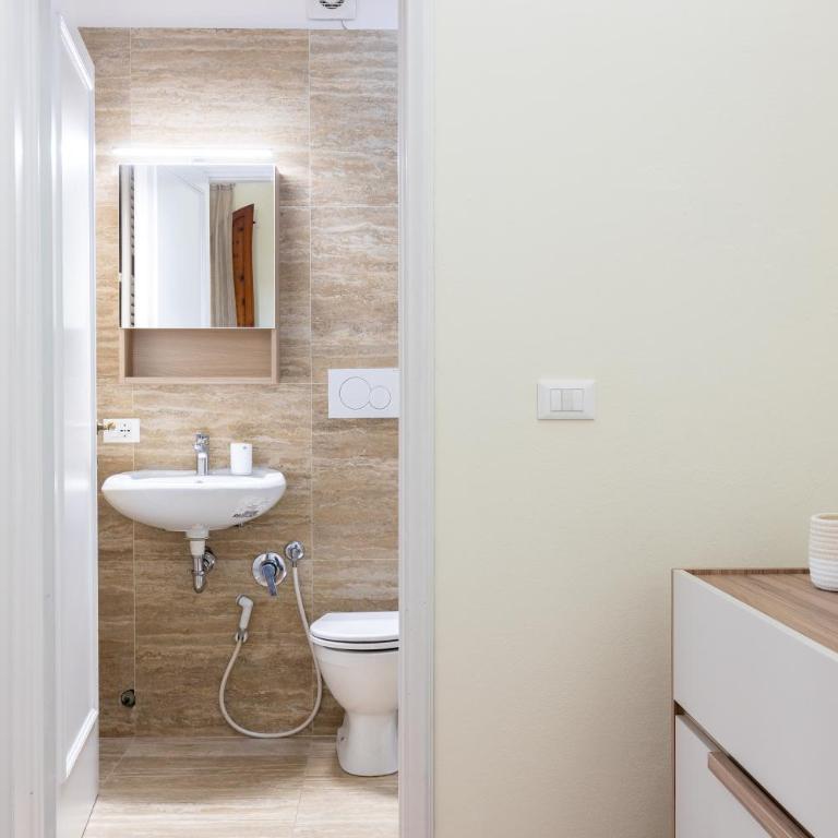 GuestHost - Central Apartment with Private Garden! - One-Bedroom Apartment - 22