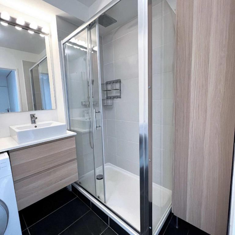 Charme et Douceur By UTA HOUSE - Two-Bedroom Apartment - 14