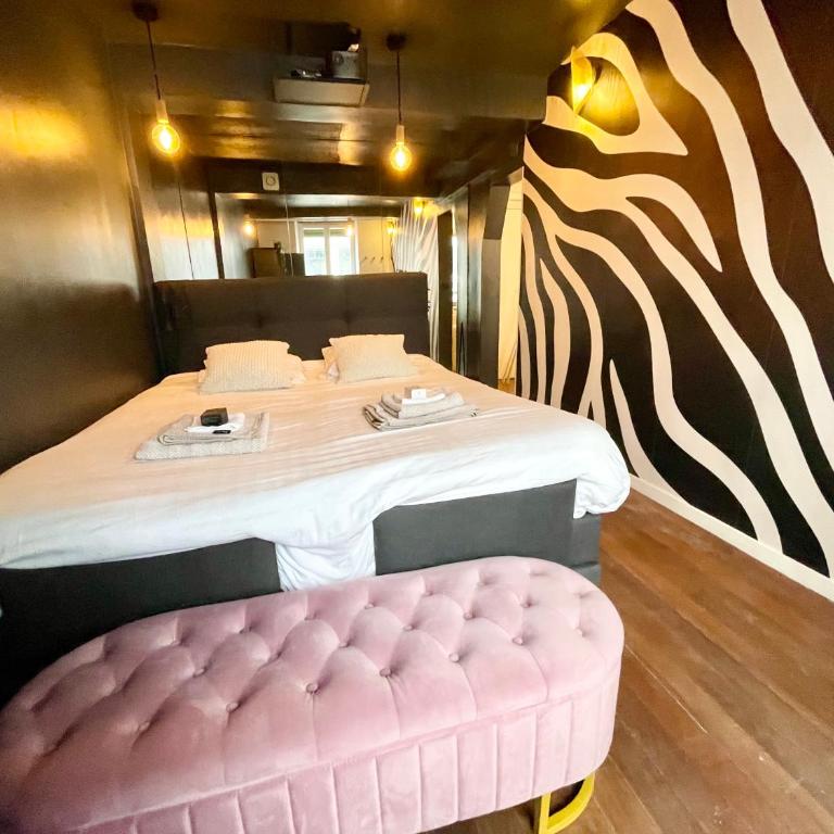 Champs-Elysées Loveroom & Spa - Deluxe One-Bedroom Apartment - 1