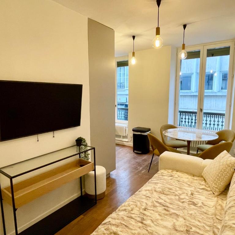 Champs-Elysées Loveroom & Spa - Deluxe One-Bedroom Apartment - 2