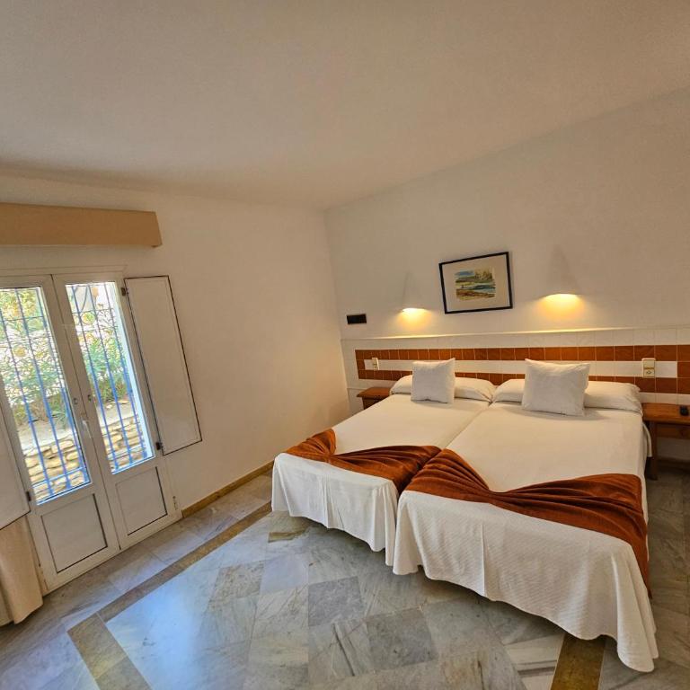 Hotel Puntazo II - Habitación Cuádruple - vistas al jardín - 12
