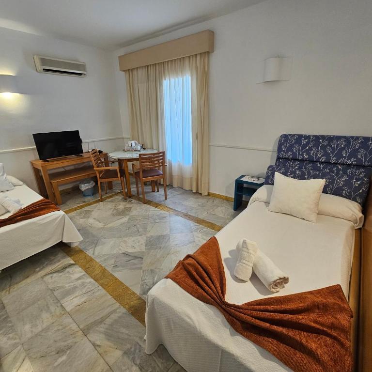 Hotel Puntazo II - Habitación Cuádruple - vistas al jardín - 10