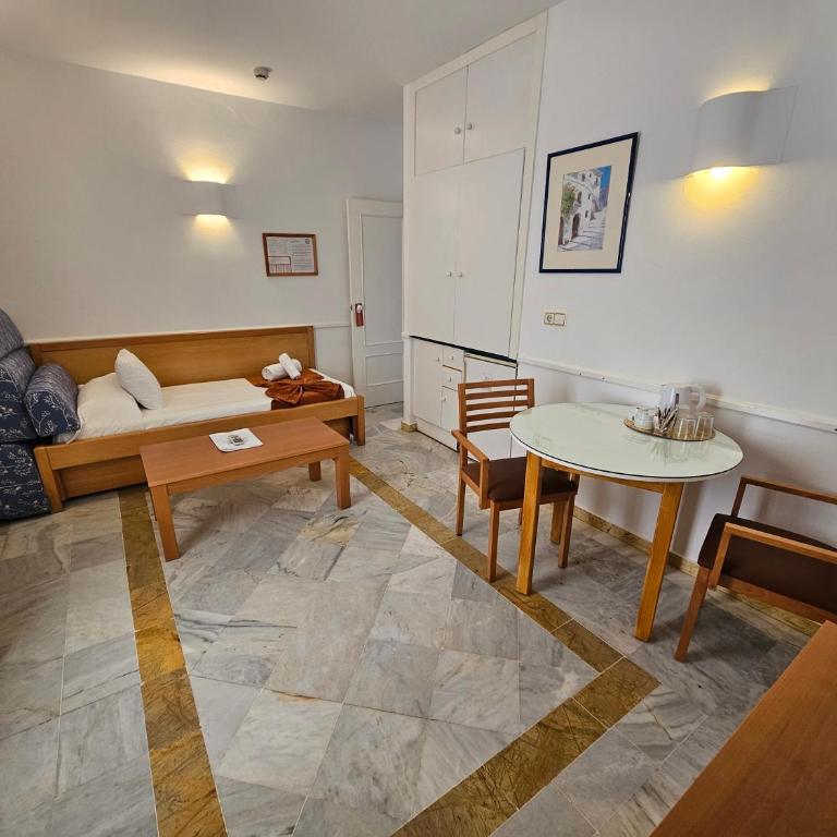 Hotel Puntazo II - Habitación con salón y terraza (3 adultos) - 18