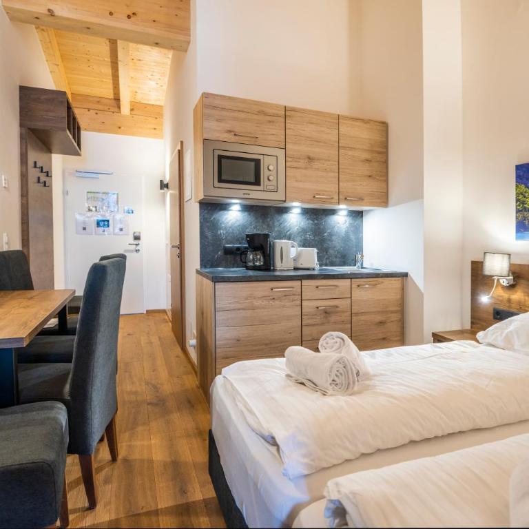 AlpenParks Hotel & Apartment Alpendorf - Vierbettzimmer - 6