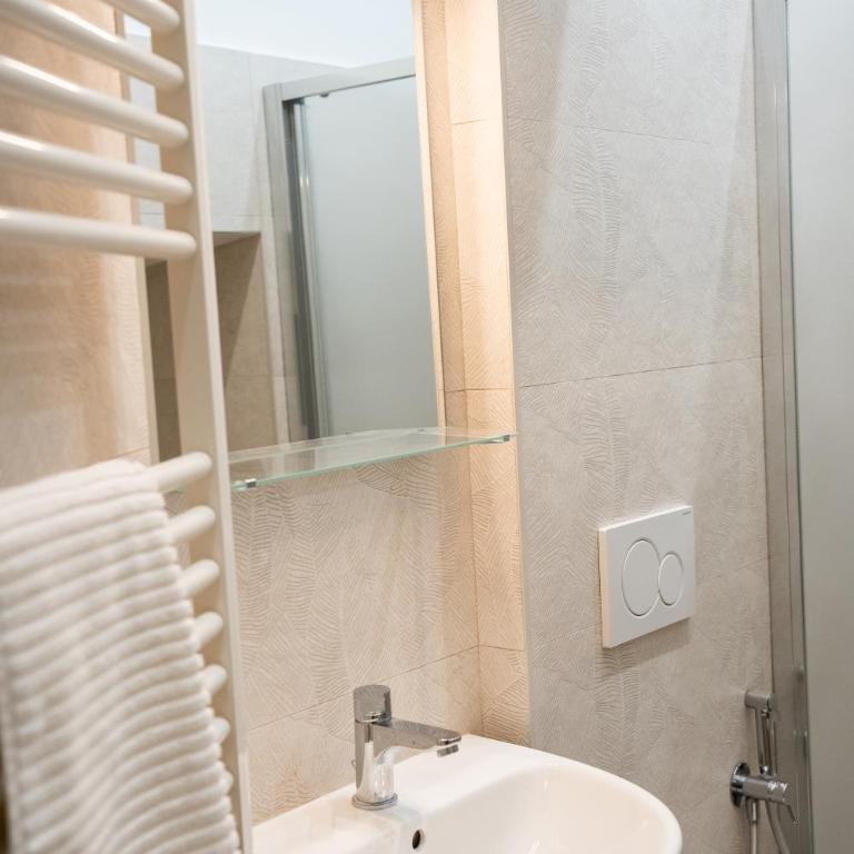 Top Rooms Torino - Deluxe Double or Twin Room - 4