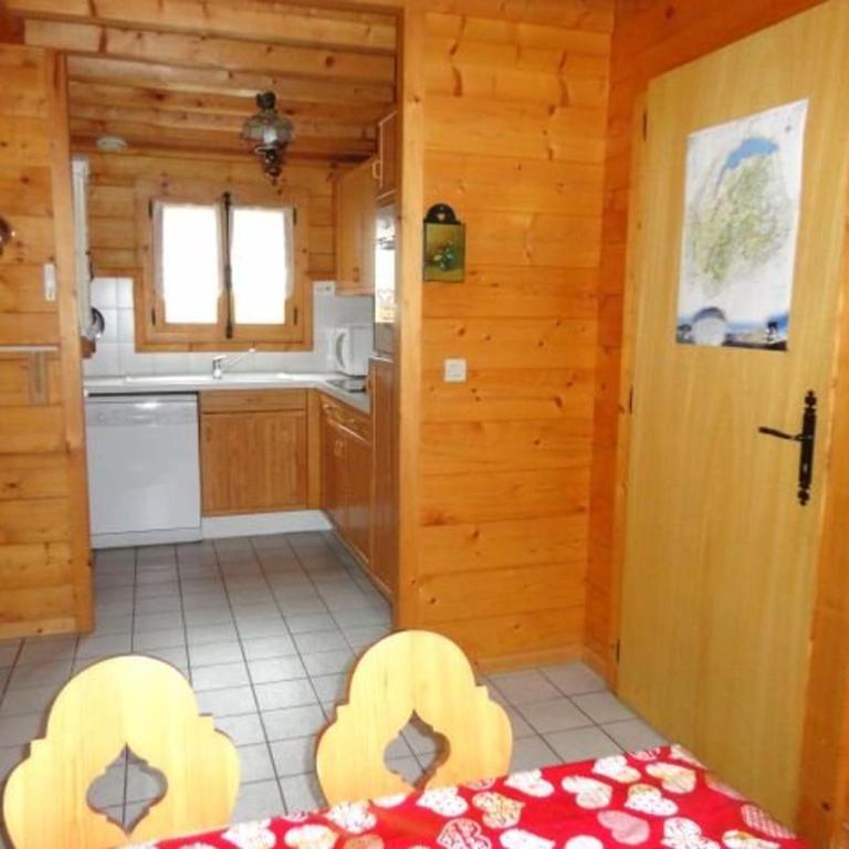 Chalet 3 Chambres 8 Pers, 800m Pistes, Parking Couvert, Poêle à Bois, Quartier Calme - FR-1-572-224 - Chalet - 3
