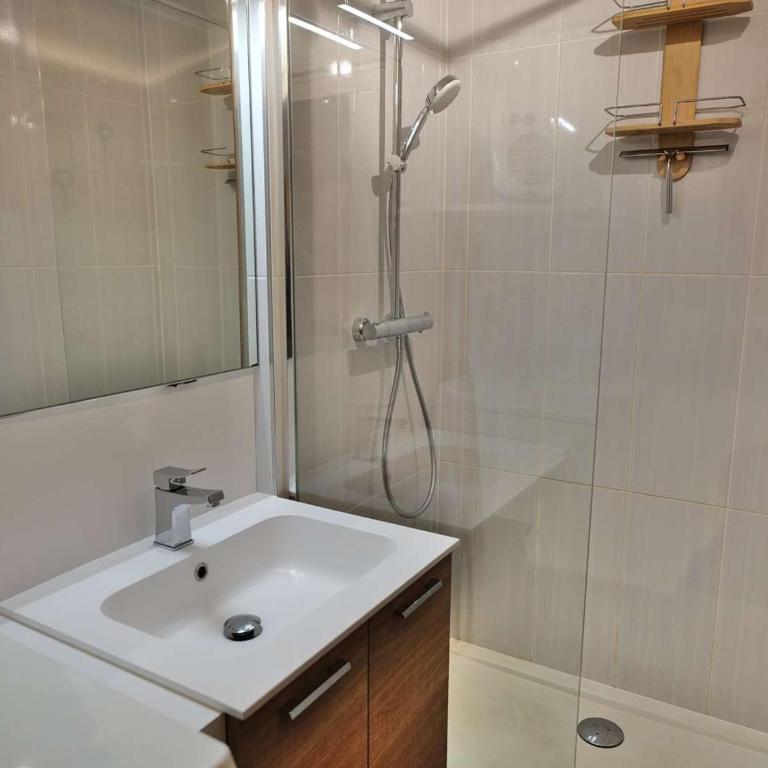 Charmant 3 pièces, plein centre, proche pistes et commerces, balcon exposé sud, idéal famille - Appartement 2 Chambres - 23