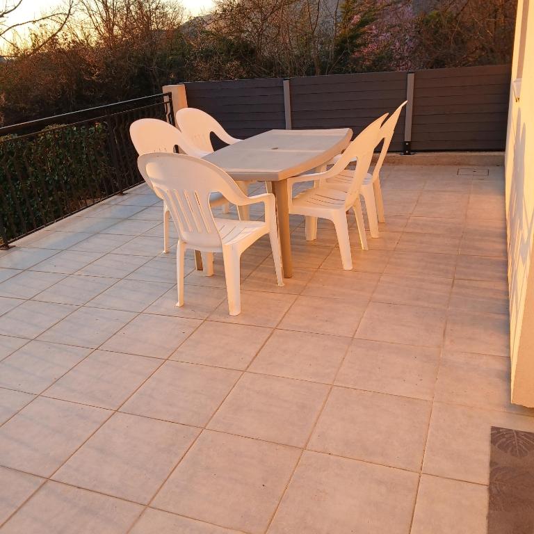 Maison spacieuse de 3 chambres, à proximité de la Centrale du Bugey - Appartement 3 Chambres - 4