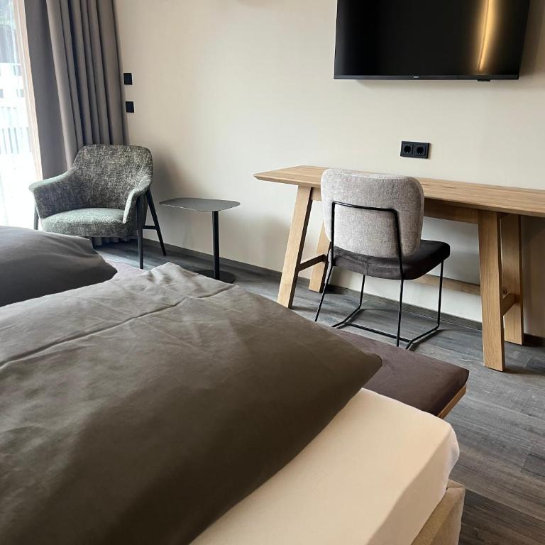 Revier Boutique Hotel Kaprun - Zimmer mit Kingsize-Bett und Gartenblick. - 2