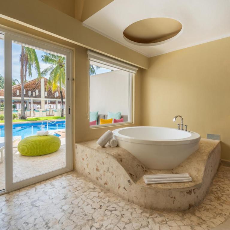 Iberostar Selection Riviera Cancun - All Inclusive - Junior Suite Pool Walkout - 2