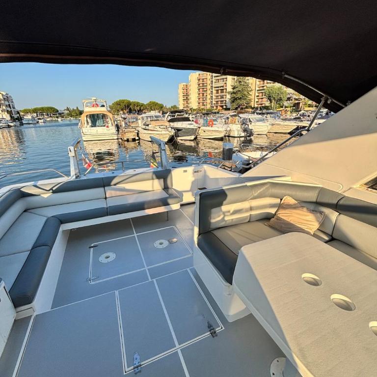 Boat with Jacuzzi - Bateau avec Jacuzzi - Mobilheim - 4