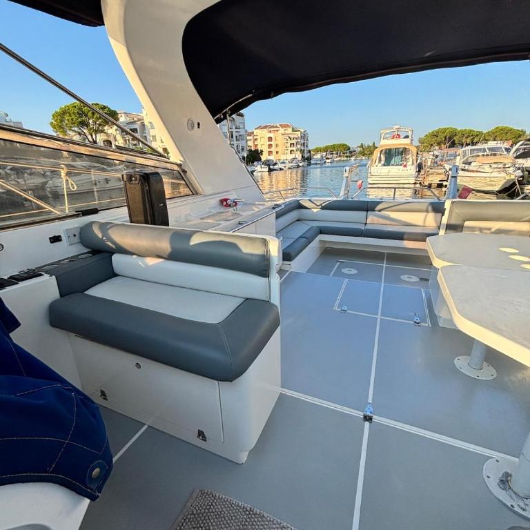 Boat with Jacuzzi - Bateau avec Jacuzzi - Mobilheim - 6