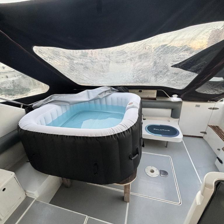 Boat with Jacuzzi - Bateau avec Jacuzzi - Mobilheim - 2