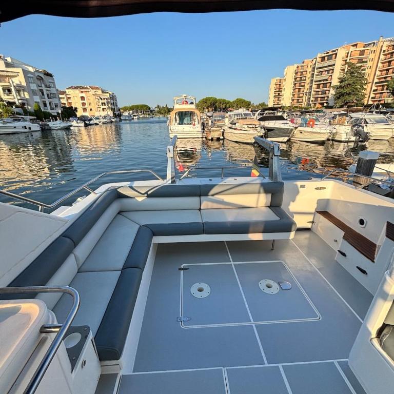 Boat with Jacuzzi - Bateau avec Jacuzzi - Mobilheim - 23