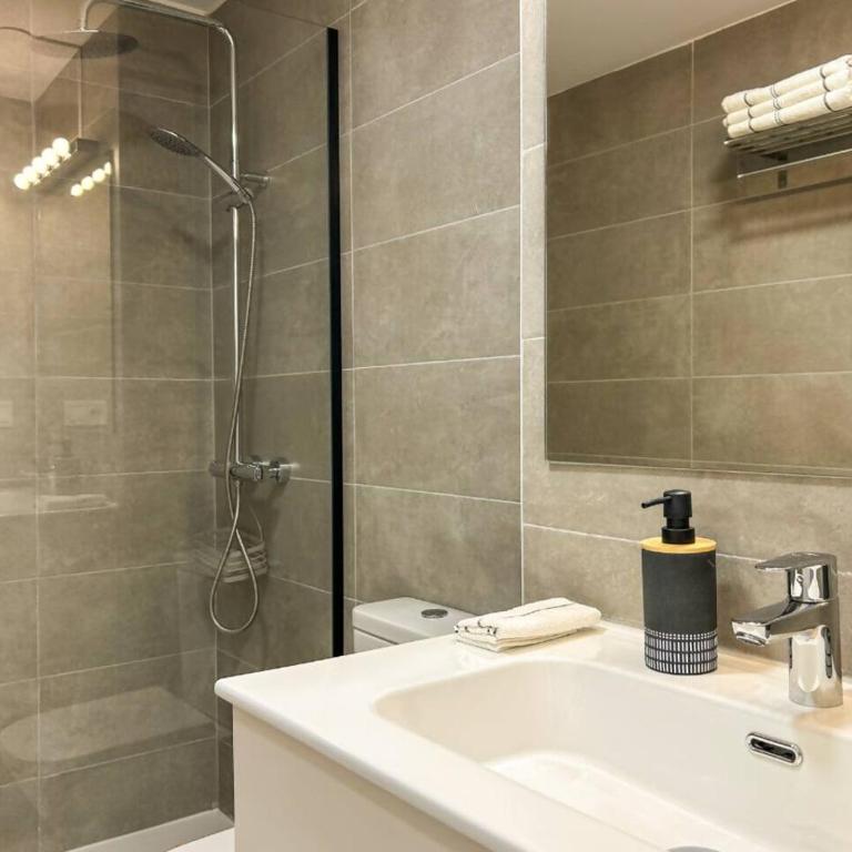 Apartamento con Terraza y Vista al Jardín - Apartamento de 2 dormitorios - 78