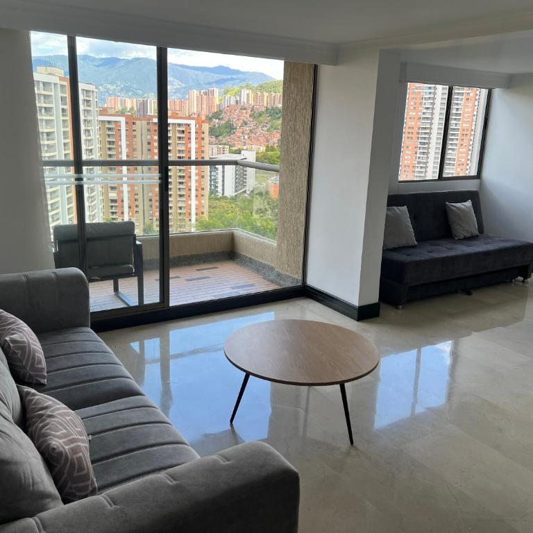 Apartamento Medellín - Three-Bedroom Apartment with Park View - 1