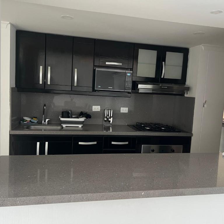 Apartamento Medellín - Three-Bedroom Apartment with Park View - 4