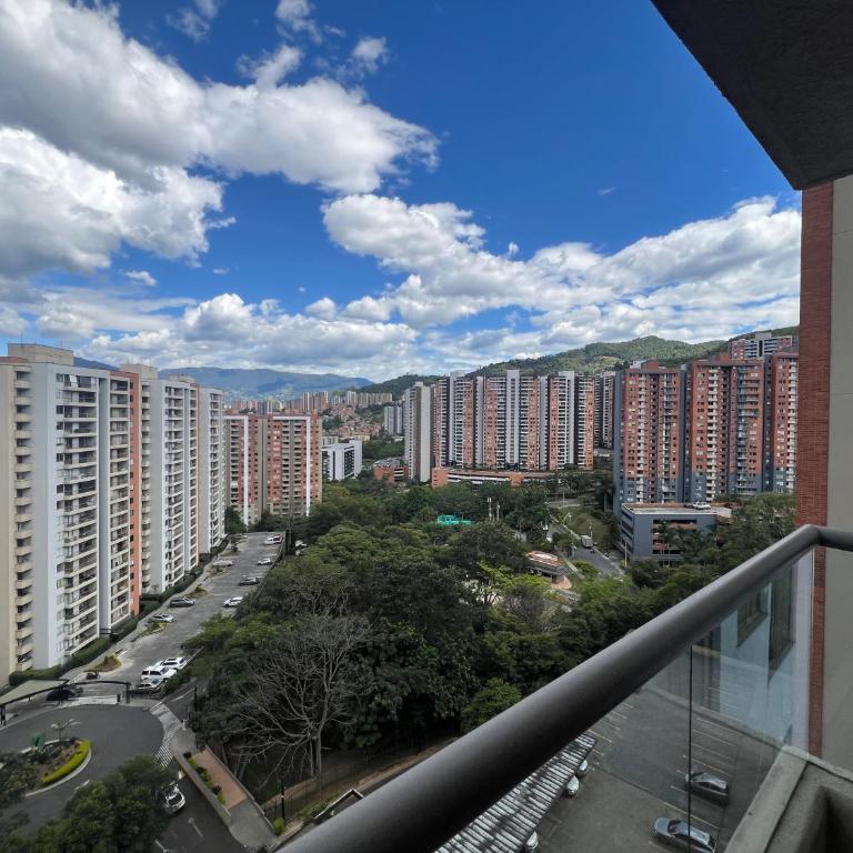 Apartamento Medellín - Three-Bedroom Apartment with Park View - 12